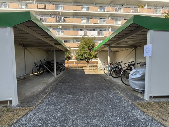 駐輪場も広くゆとりがあります。