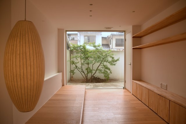 梅小路公園北 洗練の奥に、やさしさ宿る家の居間・リビング|入った瞬間、好きになる