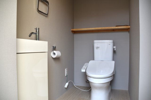 梅小路公園北 洗練の奥に、やさしさ宿る家のトイレ|トイレは１階と３階にあります