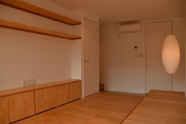 梅小路公園北 洗練の奥に、やさしさ宿る家の居間・リビング|テレビ台下は収納に