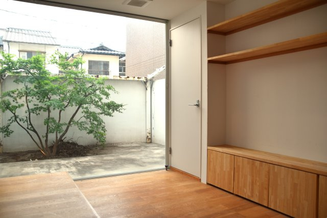 梅小路公園北 洗練の奥に、やさしさ宿る家の居間・リビング