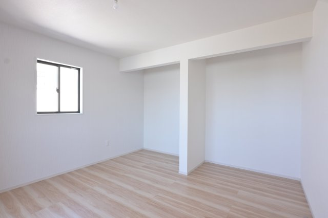 【洋室】 | 太田市浜町1期　ケイアイプランニング　全1棟 | 主寝室は収納スペースが分かれていて家族で分けて使用できます♪