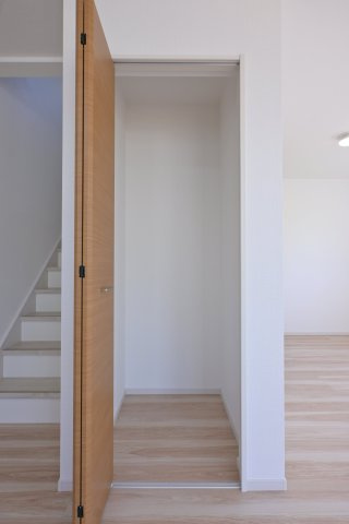 【収納】 | 太田市浜町1期　ケイアイプランニング　全1棟 | 階段横の収納は背も高く用途に合わせて様々な使い方ができます♪