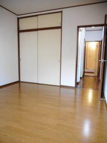 武蔵野市境南町４丁目のアパートの洋室|同タイプ、別部屋のお写真です