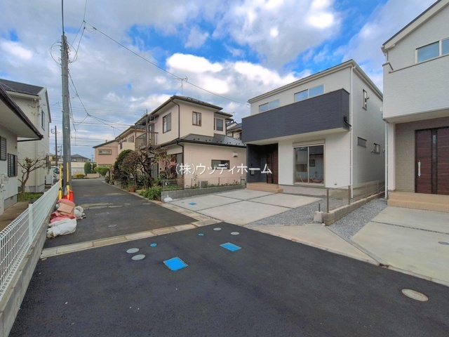 越谷市登戸町2期　新築一戸建て　1号棟の前面道路含む現地写真