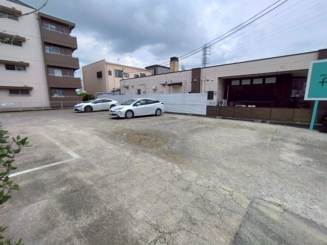 日名南　三峯ビル　の駐車場
