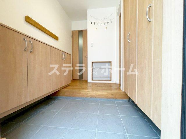 庄内幸町2 中古戸建の玄関|収納もある玄関です