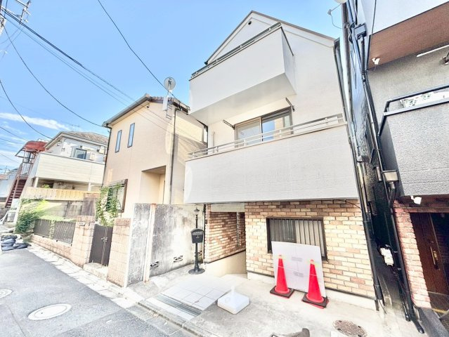 中野区中野1丁目　 中古戸建の洋室|現地写真

現地ご見学希望・資料請求などお気軽にお問い合わせ下さい！
03-5990-5201