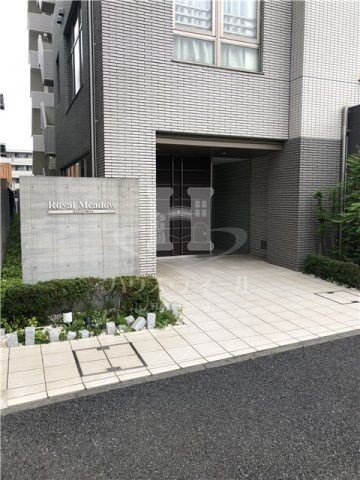 【エントランス】 | ロイヤルメドゥ北戸田 | ゆとりのあるエントランスです