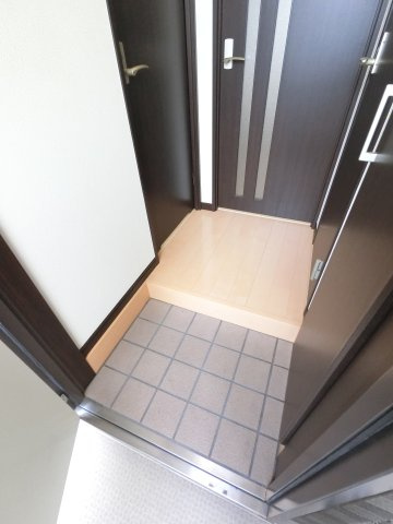 Riria本千葉弐番館の玄関|※反転タイプ