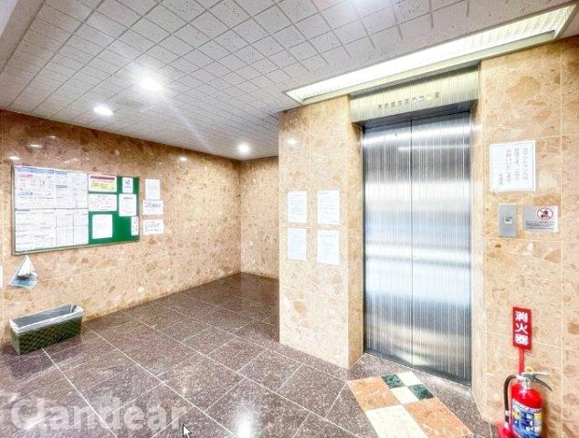 朝日綾瀬マンションのエントランス|ドキドキの新生活も、安心してスタート。ぴったりの住まいを見つけませんか？クランディアが一緒に住まい選びをサポートします‼　まずは、お気軽にお問合せください　＃クランディア
