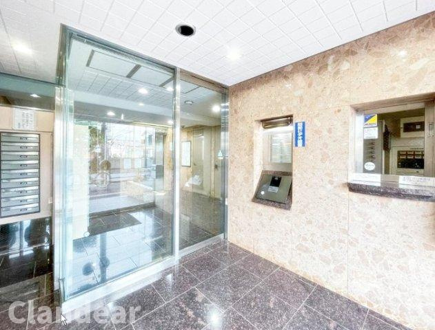 朝日綾瀬マンションのエントランス|ドキドキの新生活も、安心してスタート。ぴったりの住まいを見つけませんか？クランディアが一緒に住まい選びをサポートします‼　まずは、お気軽にお問合せください　＃クランディア