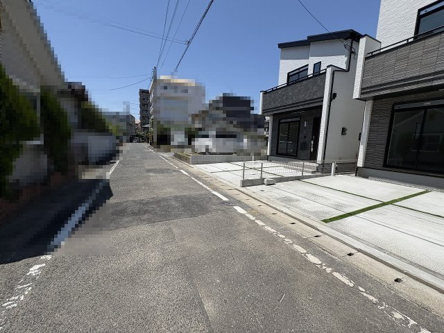 【その他】 | 春日市春日原東町4丁目　A号棟（全4棟）【仲介手数料無料・0円】 | 現地写真。前面道路です。