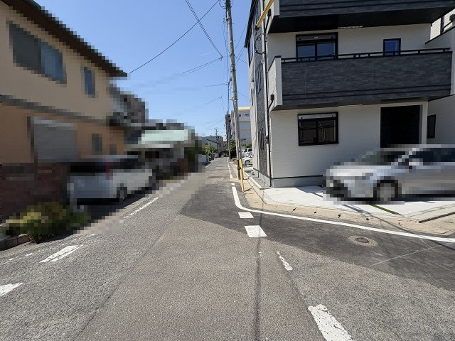 【その他】 | 春日市春日原東町4丁目　A号棟（全4棟）【仲介手数料無料・0円】 | 現地写真。前面道路です。