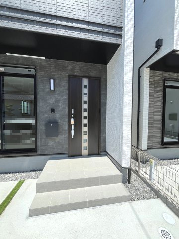 【玄関】 | 春日市春日原東町4丁目　A号棟（全4棟）【仲介手数料無料・0円】 | 施工例。施工例は完成時と異なる場合があります。