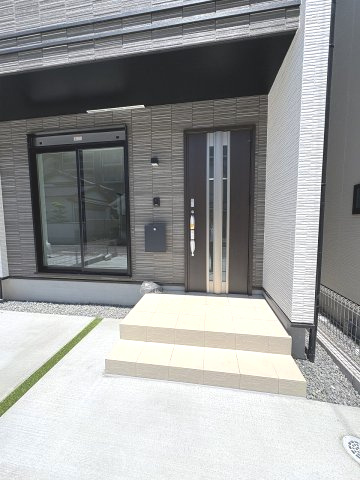 【玄関】 | 春日市春日原東町4丁目　B号棟（全4棟）【仲介手数料無料・0円】 | 現地写真。