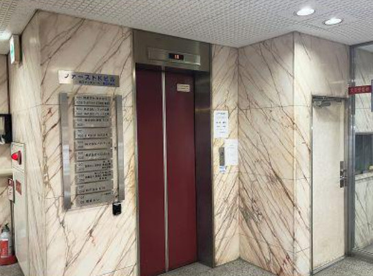 大阪市中央区島之内１丁目の事務所のエントランス