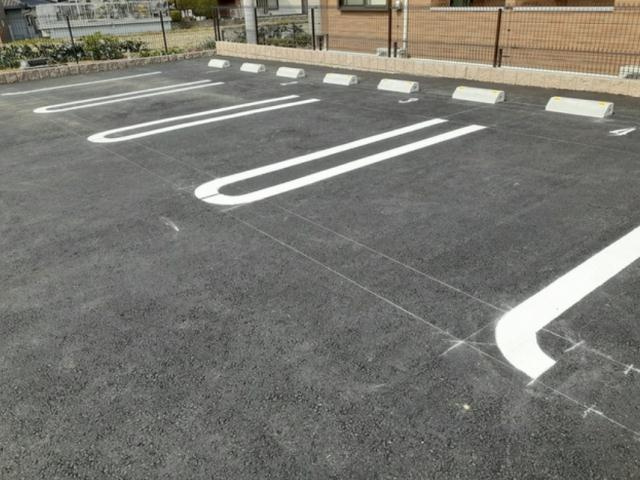 エスパス　ウルーＣの駐車場