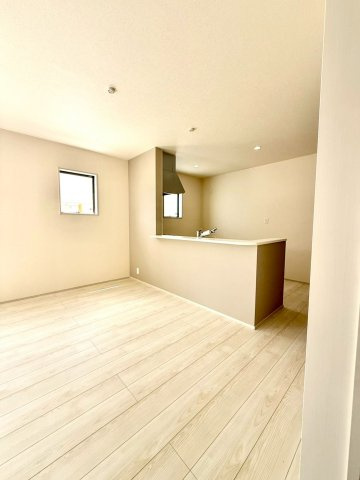 リーブルガーデンうるま市前原・１号棟の居間・リビング|リビングを見渡せるので、料理中も家族との時間を楽しめる対面キッチン