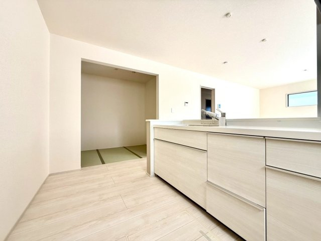 リーブルガーデンうるま市前原・１号棟のその他|キッチンから目が届くので安心！昼寝スペース等としても活躍するタタミコーナー３帖