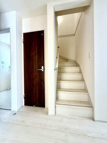 リーブルガーデンうるま市前原・１号棟の収納|手すり付き階段