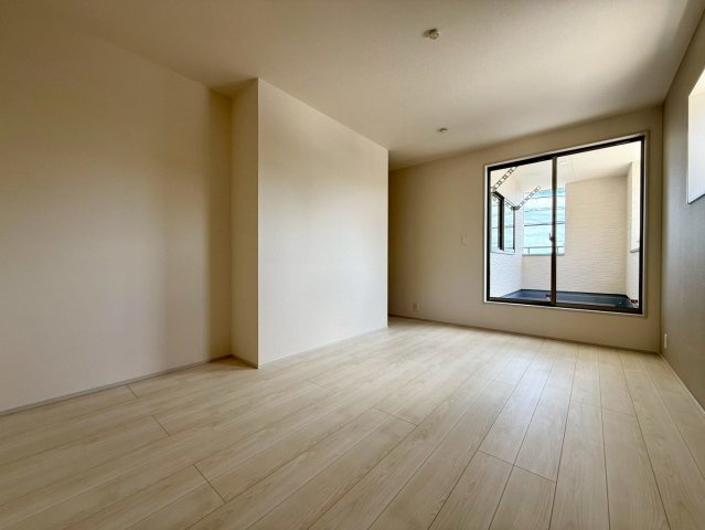リーブルガーデンうるま市前原・１号棟の洋室|二面採光の２階主寝室8.7帖／バルコニー出入口付き