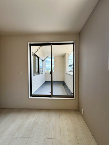 リーブルガーデンうるま市前原・１号棟の洋室|２階主寝室8.7帖に設置されたバルコニー出入口