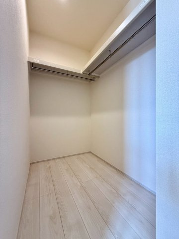 リーブルガーデンうるま市前原・１号棟の洋室|２階主寝室8.7帖には、季節物の入れ替えが楽々なWICを設置