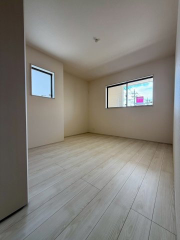 リーブルガーデンうるま市前原・１号棟の洋室|二面採光の２階洋室6.7帖