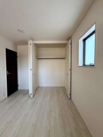 リーブルガーデンうるま市前原・１号棟の居間・リビング|二面採光の２階洋室6.7帖・クローゼット収納付き