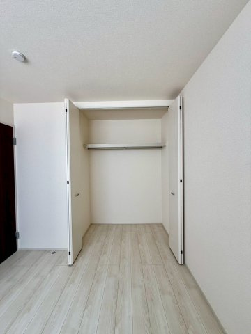 リーブルガーデンうるま市前原・１号棟の収納|２階洋室5.2帖には、便利なクローゼット収納を設置