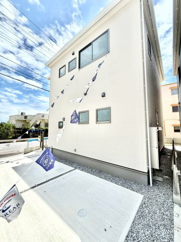 リーブルガーデンうるま市前原・１号棟のその他|並列２台駐車可能スペース付き！お気軽にお問い合わせください♪