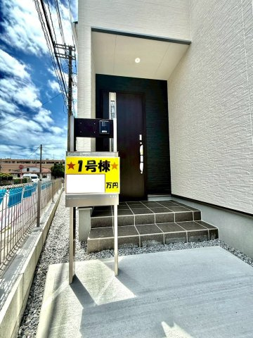 リーブルガーデンうるま市前原・１号棟のその他|玄関ポーチ／TVモニター付きインターフォンで防犯対策も◎