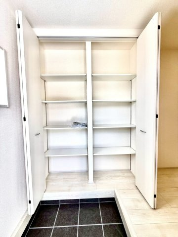 リーブルガーデンうるま市前原・１号棟の収納|可動式棚で靴の量や高さに合わせて自由に調整可能◎使い勝手も見た目もスッキリ◎