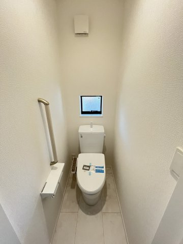 【内装】 | 春日市春日原東町4丁目　C号棟（全4棟）【仲介手数料無料・0円】 | 施工例。1階のトイレです。施工例は完成時と異なる場合があります。