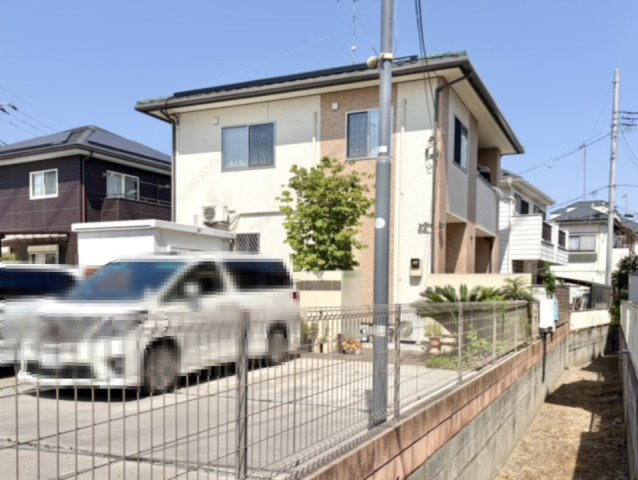 【中古戸建】熊谷市柿沼の外観|■外観｜光をやさしく反射する外壁により、日中はより開放的で爽やかな印象となり、住まい全体を明るく見せてくれます♪