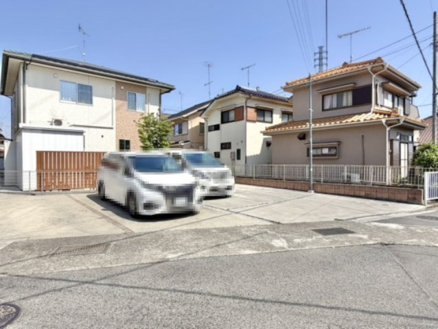 【中古戸建】熊谷市柿沼の外観|■外観｜道路幅にゆとりがあることで駐車もしやすく、来客時や複数台利用の際にもストレスを感じにくいのが魅力の一つです♪