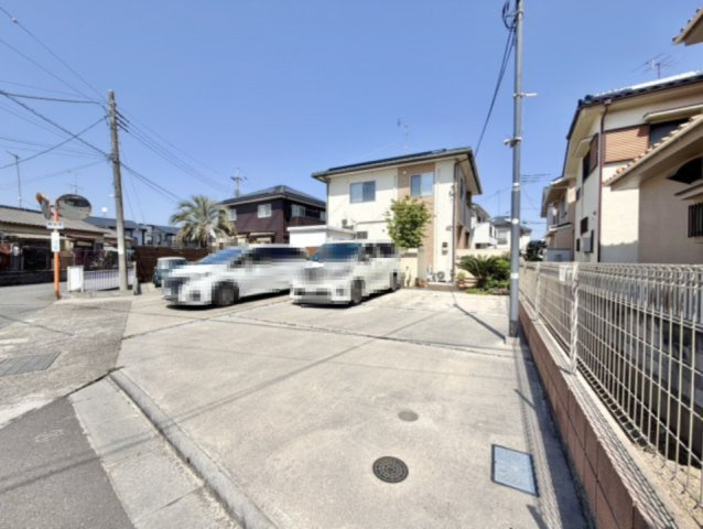 【中古戸建】熊谷市柿沼の外観|■外観｜広々とした駐車スペースで楽々駐車可能！お買い物後もスムーズにお荷物を運べます♪