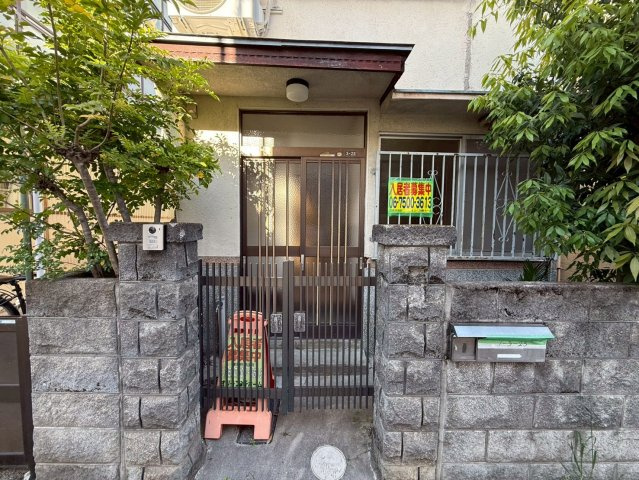 東五百住町戸建のエントランス