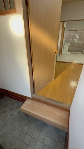 東五百住町戸建の玄関