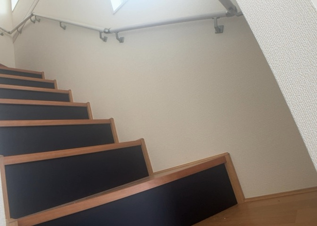 【内装】 | 建物の上下階の通路である階段は、その位置によって動線や室内の印象が大きく左右されます。手摺にも重要な役割があり、転倒の防止・歩行や動作を円滑にして日常生活を支えることを主な目的として設置されています。