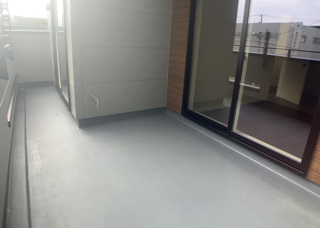 【バルコニー】 | バルコニーは、室外の専用スペースのうち、「屋根がなく開放された空間」であるものを指します。ベランダより広いタイプのものが多く、日当たりもよいため家庭菜園などを楽しみたい人にとって適した環境となります。