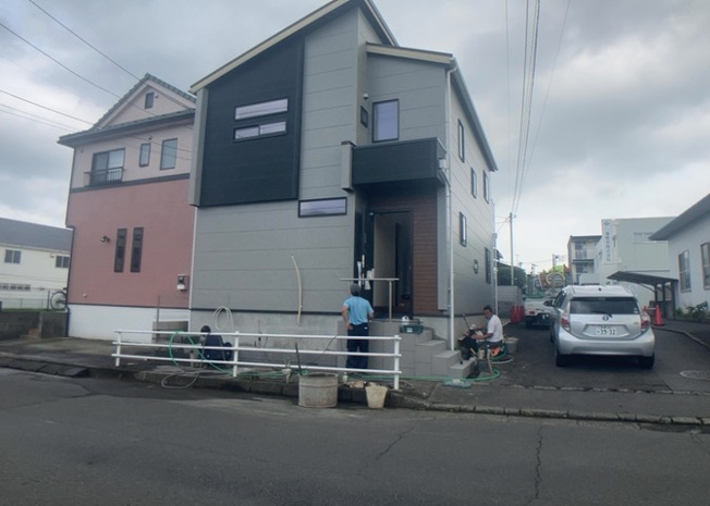 【前面道路含む現地写真】 | 住宅用の土地では前面道路に2m以上接していなければならないと法律で定められています。しかし、お持ちの車のサイズやライフスタイルなどにより、2mでは利便が悪い場合もございますので、事前に確認しましょう。