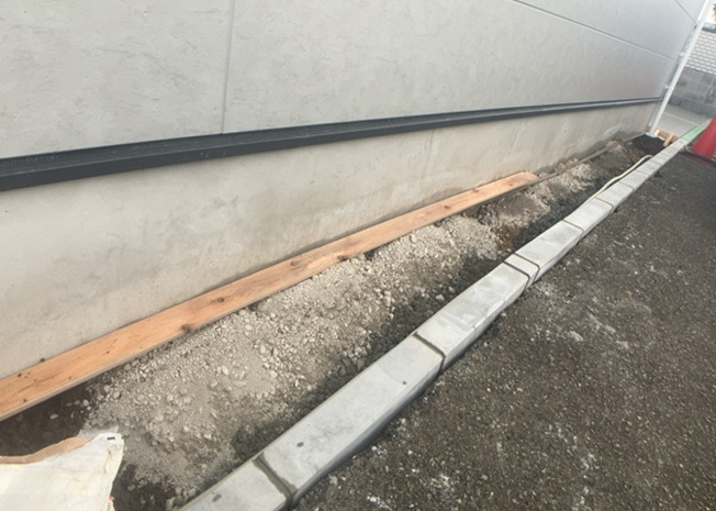 【庭】 | 庭があることでガーデニングや家庭菜園はもちろん、こどもの遊び場やペットを放して遊ぶことができます。また、家の周囲に余裕があるということです。隣地との間があれば、十分な日当たりと、風通しが確保できます。