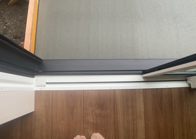 【内装】 | サッシとは、ガラス窓に使用される金属製の窓枠のことです。一般的に住宅建築では、金属製建具工事の段階で備え付けるもので、ガラス類や玄関、バスルームのスチール製のドアなどと同じタイミングで工事を行います。