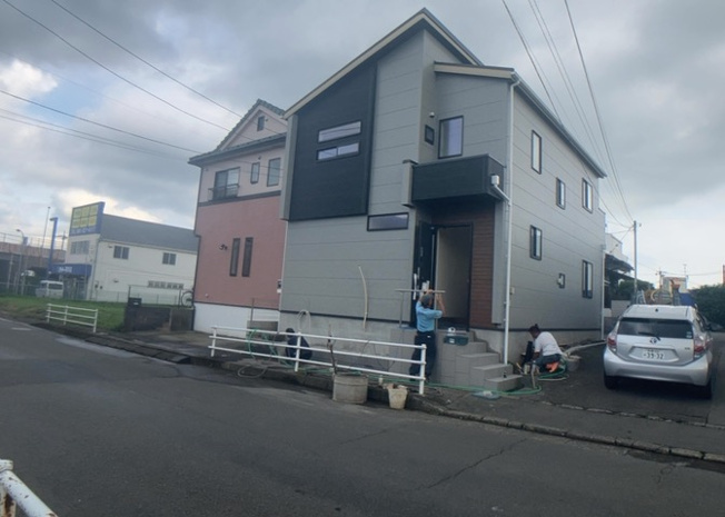【前面道路含む現地写真】 | お持ちの車種によっては前面道路が広い方が便利でしょう。しかし、前面道路が広ければその分交通量が多くなるため、騒音などが気になる場合があります。実際に現地を見学し、周辺交通量や騒音などを確認しましょう！