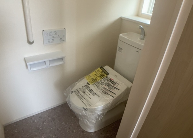 【トイレ】 | トイレは大きさや形、機能、抗菌性などが異なる多種多彩なタイプが各メーカーから出ています。それぞれに良さがあるため、事前にどういったタイプのトイレがいいのかをご家庭内で決めて、内見に行くといいでしょう。