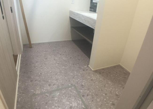 【脱衣所】 | 多くの戸建て住宅で見かける洗面脱衣所は、洗面台と洗濯機が2畳ほどのスペースに並べられていて、洗面所が脱衣所を兼ね備えている間取りが一般的です。お客様が利用することもある、パブリックな空間でもあります。