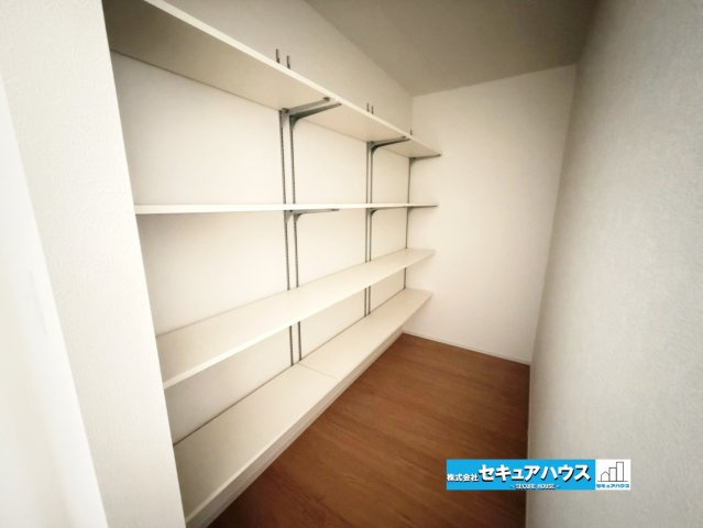 【完成しました！】東海市加木屋町唐畑　全1棟の収納|【パントリー】
◆キッチン裏に設けられたパントリーは、食品や調味料、日用品をたっぷり収納できる便利なスペース。食材ストック管理もしやすく、キッチン周りをすっきりと保ちながら快適にお料理を楽しめます。　