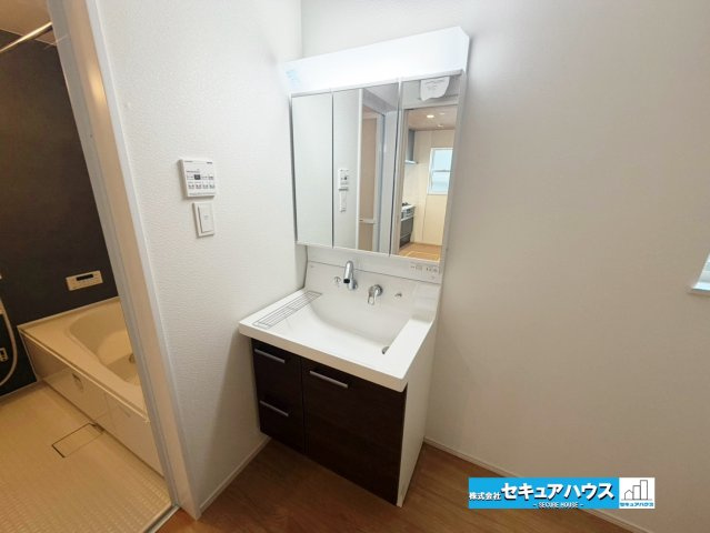 【完成しました！】東海市加木屋町唐畑　全1棟の独立洗面台|【洗面台】
◆鏡の裏にはたっぷりと収納スペースを標準装備！
◆電源を付属しているのでドライヤーなど利用できます。